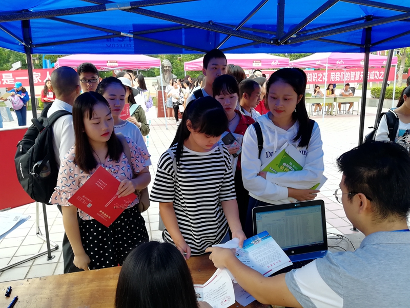 1535511782766805.jpg 圖3:新生入學(xué)資格審核現(xiàn)場(chǎng).jpg