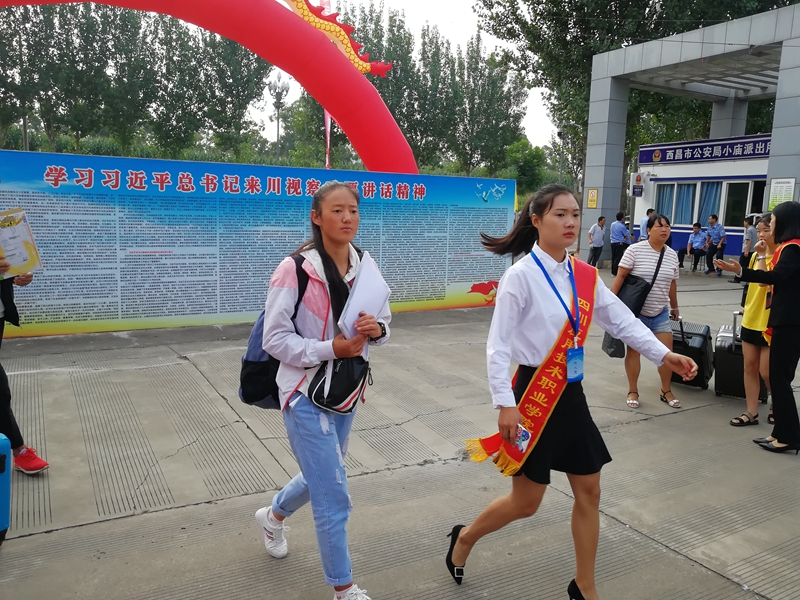 1535511856951879.jpg 圖6:學(xué)生志愿者帶引學(xué)生報(bào)名.jpg