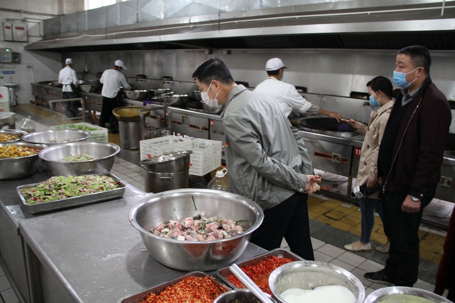 1552618549999180.jpg 西昌市委常委唐軍調(diào)研四川應(yīng)用技術(shù)職業(yè)學(xué)院食品衛(wèi)生安全工作.jpg