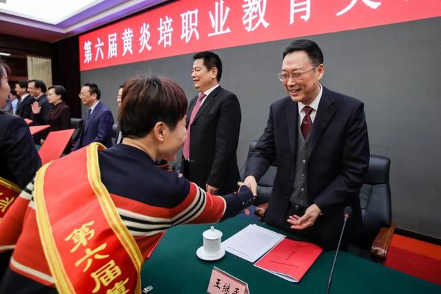 黃炎培職業(yè)教育獎揭曉，向獲獎?wù)咦ＹR！