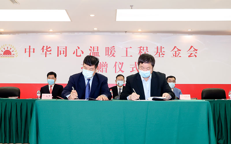 方乃純代表基金會(huì)與佳龍現(xiàn)場簽約.jpg 方乃純代表基金會(huì)與佳龍現(xiàn)場簽約.jpg