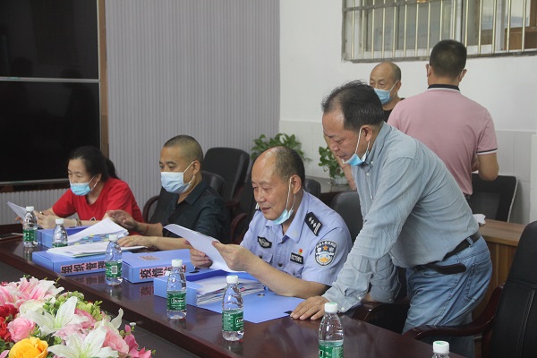 1630652860841859.jpg 中江縣13部門聯(lián)合檢查組督導(dǎo)檢查中江職中開學(xué)疫情防控工作.jpg