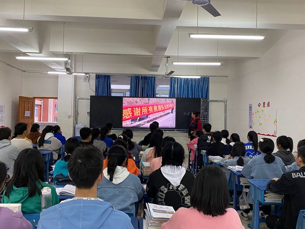 1647482039443000.jpg 中江職中組織師生收看“2022年春季全國(guó)中小學(xué)消防安全公開(kāi)課”網(wǎng)絡(luò)直播.jpg