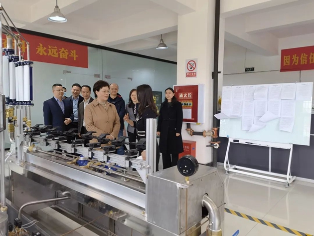 1650507060865717.jpg 朱莉一行在四川德陽(yáng)德儀電子儀器有限公司聽取企業(yè)情況介紹.jpg