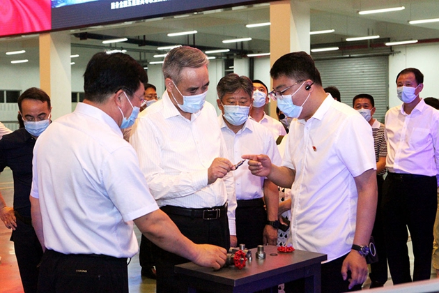 1661911505179299.jpg 辜勝阻在哈爾濱職業(yè)技術(shù)學(xué)院實(shí)訓(xùn)中心調(diào)研.jpg