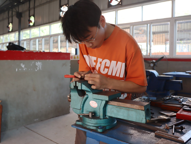 1667203516485896.png 鉗工技能選手實(shí)戰(zhàn)訓(xùn)練_副本.png