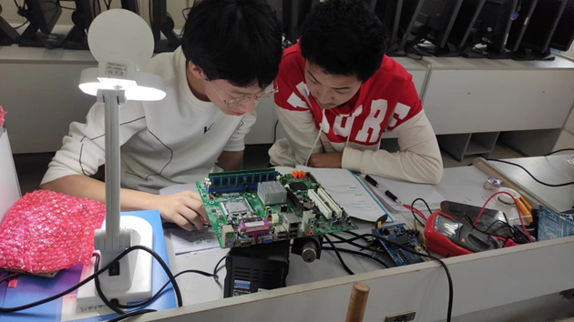 1667203538600469.png 計(jì)算機(jī)數(shù)據(jù)恢復(fù)組學(xué)生訓(xùn)練_副本.png