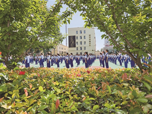 1687668430529391.jpg 靈寶職業(yè)中等學(xué)校的學(xué)生正在學(xué)校操場(chǎng)上做著體操。調(diào)研組成員們被這些祖國(guó)花朵們釋放出的朝氣蓬勃的精氣神所打動(dòng)。本報(bào)特邀委員記者 黃宇光 攝.jpg